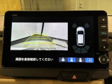 リバースギアに入れるだけで後方の表示へ切り替わります。夜間や雨の日の駐車も楽になりますよ。