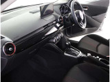 高いホールド性で運転姿勢が安定します。長距離ドライブでも疲れにくいのが魅力です。快適なドライビングライフをお送りください♪