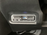 ハンドルの左下にETCがついています。高速道路の料金所の通過も楽々です。 カードの取り出しもしやすい場所についています。