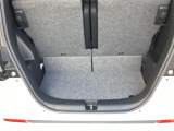 後席を倒さなくても、ゆとりある荷室。