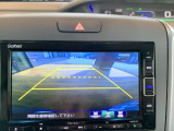 【バックカメラ(3モード)】視点を切り替えて後方を確認でき、駐車や車庫入れも安心です。