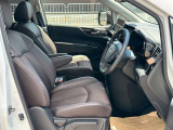 運転席も高級感がありゆったり運転できます。