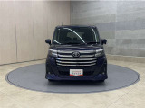 お車購入のポイントとなるフロントマスクです!シャープな目つきが印象的なデザインのヘッドランプです。