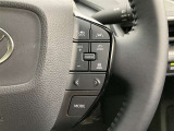 前方の車との車間を設定し、スピードを上げたり緩めたりを自動で行ってくれる追尾式の「レーダークルーズ」。上級装備の一つです!高級車にしかつかない嬉しい機能です。