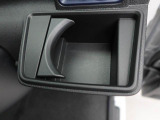 カップホルダーは運転席や助手席からちょうど手の届く位置です!!