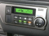 【オートエアコン】車内温度を感知して自動で温度調整をしてくれるのでいつでも快適な車内空間を創り上げます!どの席に座っても快適なドライブが楽しめます♪