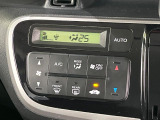 【オートエアコン】一度お好みの温度に設定すれば、車内の温度を検知し風量や温度を自動で調整。暑い&hellip;寒い&hellip;と何度もスイッチ操作をする必要はありません。快適な車内空間には必須の機能ですね♪
