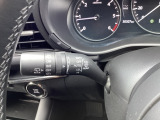 レバーをAUTOの位置にしているとき、レインセンサーが雨を感知すると、雨量に応じてワイパーが自動で作動してくれるオートワイパーを装備!設定変更で非作動にすると、間欠作動に固定されます。