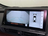 パノラミックビューモニターシステムが付いているので車の上から見た映像が確認できますよ。 一目で車両周辺の情報を確認できますが、直接安全をご確認下さい。
