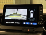 リバースギアに入れるだけで後方の表示へ切り替わります。夜間や雨の日の駐車も楽になりますよ。
