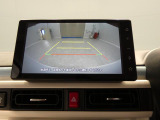 【バックカメラ】後方の様子をしっかりと画面に映し出し、後退時の安全運転をサポートします。狭いスペースへの駐車やバックでの車庫入れも、落ち着いてスムーズに行えます。