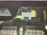 【ホンダセンシング】 「ミリ波レーダー」と「単眼カメラ」の異なる特性を持つ2つのセンサーなどにより、安心・快適な運転を支援します。フロントドライブレコーダー付きで、万が一の場合でも安心です。