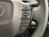 前方の車との車間を設定し、スピードを上げたり緩めたりを自動で行ってくれる追尾式の「レーダークルーズ」。上級装備の一つです!高級車にしかつかない嬉しい機能です。