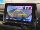 リバースギアに入れるだけで後方の表示へ切り替わります。夜間や雨の日の駐車も楽になりますよ。