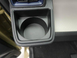 カップホルダーは運転席や助手席からちょうど手の届く位置です!!
