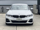 【BMWの伝統】BMWの特徴的な&ldquo;キドニーグリル&rdquo;は、80年以上続く伝統の形でございます。変わらないこだわりのデザインが、プレミアムブランド&ldquo;BMW&rdquo;を創り出します。