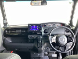 運転席は、大きな座面と包み込むような背もたれがドライバーの身体全体をしっかり支えます。上質なシート素材と座り心地のよいクッションを採用し、長時間の運転やコーナーの多い道も快適です