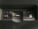 高速道路で便利な【ETC2.0】を装備しています。光ビーコン搭載で渋滞情報などナビゲーションと連動することで機能も充実いたします。他、観光施設に立ち寄るための高速料金割引サービス等もございます。