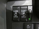 電動スライドドアのスイッチで車内からもスライドドアの開閉ができます。イージークローザー機能で半ドアになることも防止してくれます。