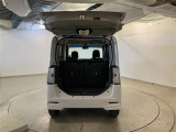 バックドアを上げた状態です。シートのアレンジ次第で荷室のスペースが広くなります!用途に合わせて快適な室内を!