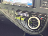 【オートエアコン】一度お好みの温度に設定すれば、車内の温度を検知し風量や温度を自動で調整。暑い&hellip;寒い&hellip;と何度もスイッチ操作をする必要はありません。快適な車内空間には必須の機能ですね♪