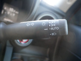 【オートライト】車外の明るさに応じて、自動的にライトの点灯・消灯をしてくれます。トンネルが続くような道でも、スイッチを操作する必要がありません。消し忘れの心配もありません。