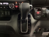 CVT車のセレクトレバーです。低速から高速まで、変速ショックのないスムーズな走りと、エンジン効率のよい領域を維持して燃費にも貢献します。サイドブレーキはスイッチ操作の電子制御パーキングブレーキです。