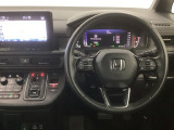 【ハンドル】運転にかかわる様々な操作を安全に行えるように視点移動が少なく操作性に配慮されたスイッチ類が凝縮されたコックピットです。