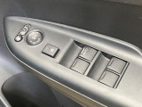 【電動格納ミラー】サイドミラーは電動格納式となっており、狭い駐車場でもキズがつくリスクを抑えられます。