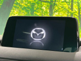 【8インチマツダコネクト】車内の雰囲気にマッチした大型のディスプレイ。スマホ接続でのナビ使用やBluetooth再生等、様々な機能が楽しめます。直感的なダイヤル操作が可能で、使い勝手も良好です。