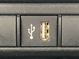 こちらのクルマはUSB接続コネクタも装備されています♪スマホの充電などにお使い下さい。ご旅行中での充電切れも、これなら心配いりませんね!