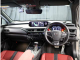 デザインもよく、居心地のよい運転席ですね。分かりやすいスイッチ類ですから操作もしやすく運転をサポートします。