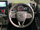 インテリアに合わせたデザインのステアリングは、運転される方のことも考え、運転しやすい形状、大きさです。是非一度、実際に触ってお確かめください。