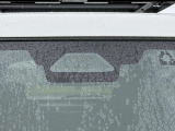 【スズキ セーフティサポート】走行中に前方の車両等を認識し、衝突しそうな時は警報とブレーキで衝突回避と被害軽減をアシスト。より安全にドライブをお楽しみいただけます。