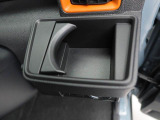 カップホルダーは運転席や助手席からちょうど手の届く位置です!!