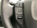 運転中、オーディオの操作をしてて、ハッとしたことはありませんか?ステアリングスイッチは、運転中でもハンドルでオーディオの操作が可能です。安全なドライブをサポートします。