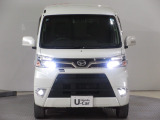 ハロゲンより明るく、より遠くまでさらなる安心感のあるLEDヘッドライトを採用。点灯忘れも防止できるオートライトコントロール機構付きです。
