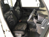 運転席の座面高さを調整できるシートリフターが付いています。フロントシートはベンチシートを採用で、座面も広く使い勝手もいいですよ♪
