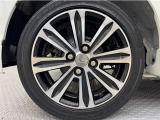 アルミホイール付き!「純正」なので車のデザインともマッチしています。お洒落は足元から。。。といいますから♪