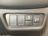 ハンドルの右側にはヘッドライトレベライザーとVSA(ABS+TCS+横滑り抑制)の解除スイッチがついています。ヘッドライトレベライザーは道路状況や積荷の加重に応じてライトの高さを調節できます。