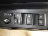 パワーウィンドウスイッチで運転席から全席の窓の開閉ができます。