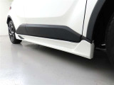 TRD製サイドスカートを装着しております。