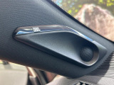 【JBLサウンドシステム】メーカーオプションの高品位サウンドシステムを搭載。専用のチューニングが施された大小様々なスピーカーから良質なサウンドが奏でられ、臨場感あふれる音響空間を演出します。