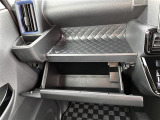 【グローブボックス】大容量のグローブボックスです!!車検証ケース他、日頃使う小物類の収納スペースもたくさんあります!