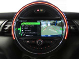 8.8インチ純正タッチパネルHDDナビ。バックカメラの映像は鮮明です。障害物センサーは音と画面上のグラフィックで確認できます。