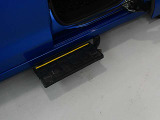 車への乗り降りに便利なオートステップが付いています。
