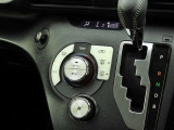 オートエアコンを装備しておりますので、四季を通じて車内を快適な温度に保つことが出来ます!高級感が有りますね!