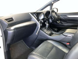 運転席周りのレイアウトをご覧ください。ナビゲーションが綺麗に装着されすっきり収まってますね!