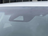 【プリクラッシュセーフティ】前方の車両等を検知し、衝突しそうな時は警報で注意を促し、ブレーキを踏む力をサポート。ブレーキを踏めなかった場合は衝突被害軽減ブレーキが作動、衝突回避をサポートします。