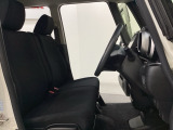 座面も厚みがあり背もたれも高く、広い足元にゆったり座れるシートです。運転席と助手席の間が空いている為、助手席側への移動がスムーズです。交通量の多い道でも助手席側から乗り降りができます。